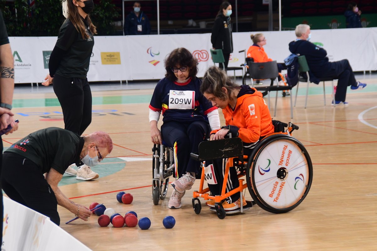 _FEDPC_'s tweet photo. 📢 El equipo español de boccia 🇪🇸🔵🔴⚪️ se estrena en el Europeo de Sevilla con tres victorias y cinco derrotas en la primera jornada de la competición individual 

Todos los resultados  de los jugadores españoles📰 en el siguiente enlace 👇
https://t.co/R87eGyVOax https://t.co/0hnmBpOWkH