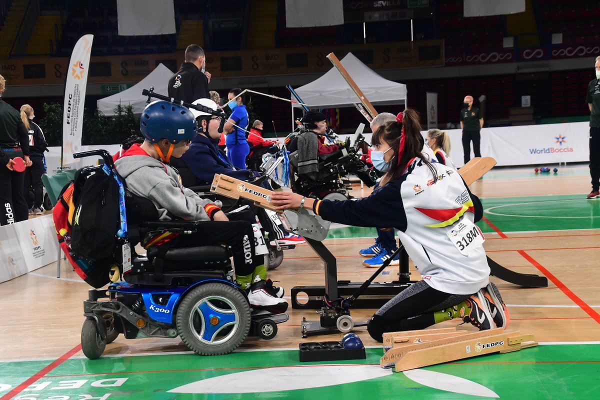 _FEDPC_'s tweet photo. 📢 El equipo español de boccia 🇪🇸🔵🔴⚪️ se estrena en el Europeo de Sevilla con tres victorias y cinco derrotas en la primera jornada de la competición individual 

Todos los resultados  de los jugadores españoles📰 en el siguiente enlace 👇
https://t.co/R87eGyVOax https://t.co/0hnmBpOWkH