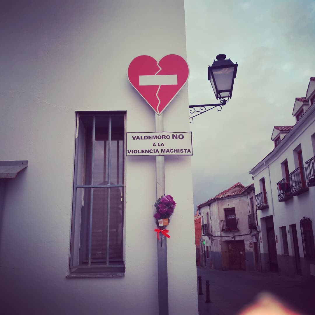 ACUSVAL's tweet photo. Nuestro sencillo homenaje y recuerdo a las víctimas de la violencia de género.
Ni una más 
#DiaContralaViolenciadeGenero https://t.co/lTN2ExNt1i