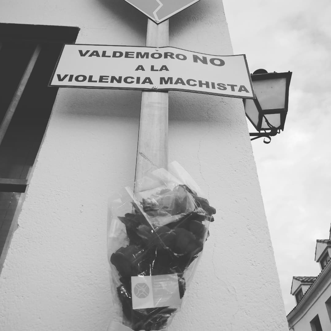 ACUSVAL's tweet photo. Nuestro sencillo homenaje y recuerdo a las víctimas de la violencia de género.
Ni una más 
#DiaContralaViolenciadeGenero https://t.co/lTN2ExNt1i