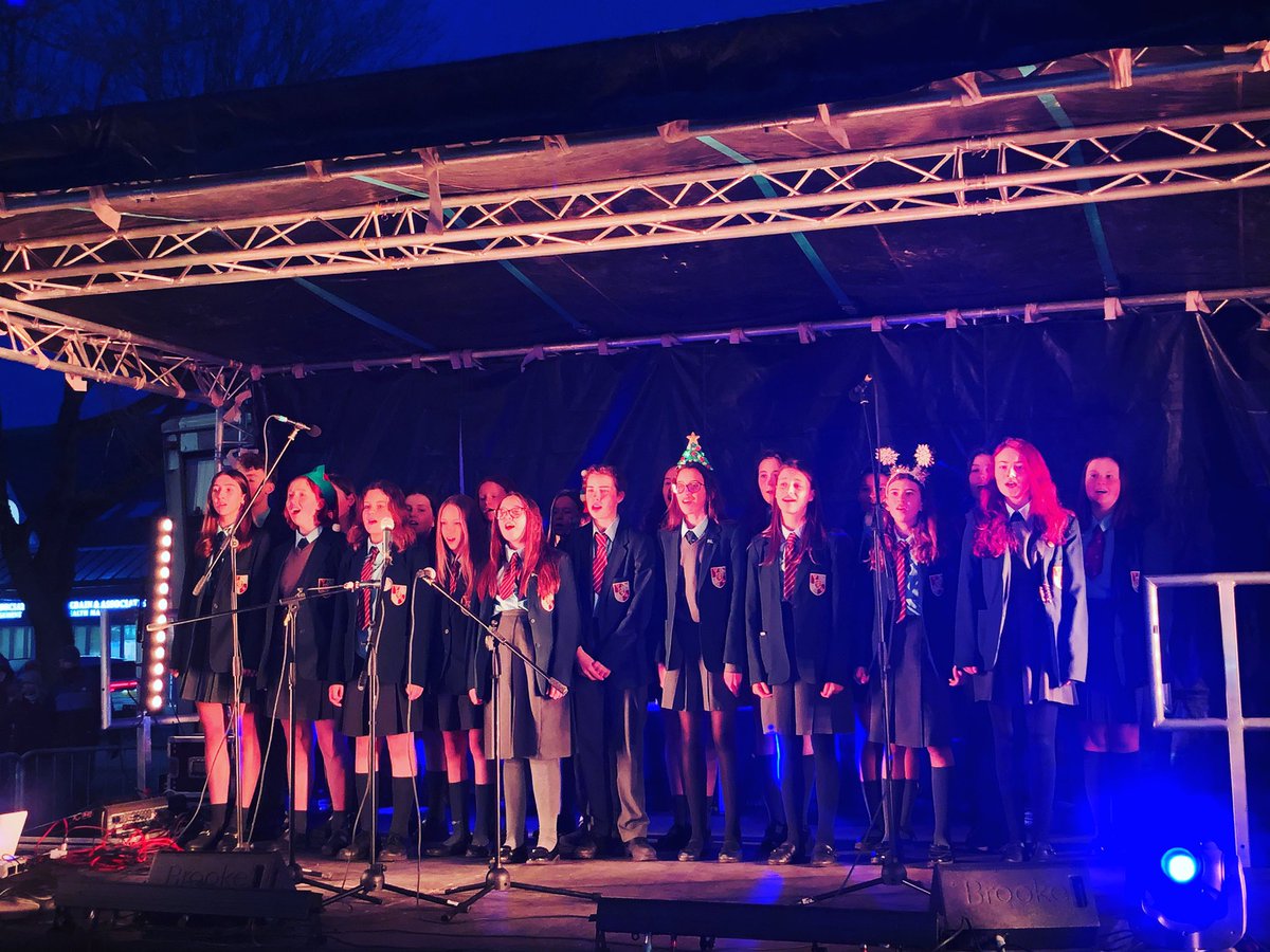 ArtRangeHigh's tweet photo. Formby lights switch on. Fantastic performance from our school choir #rhsarts #merrychristmas🎅🏻 @RangeHMusic https://t.co/vn6nL8Su5v