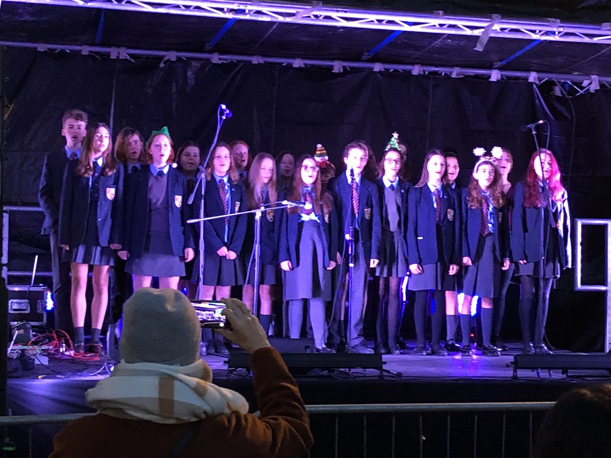 ArtRangeHigh's tweet photo. Formby lights switch on. Fantastic performance from our school choir #rhsarts #merrychristmas🎅🏻 @RangeHMusic https://t.co/vn6nL8Su5v