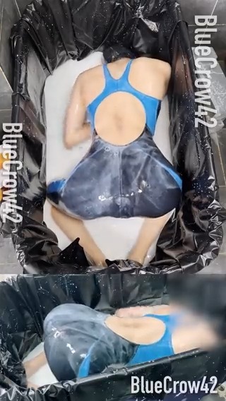 動画プレビュー: 润滑液play Part14
穿着泳衣 塞着肛塞 继续玩了一阵之后 才把肛塞取出来
完整视频:ht