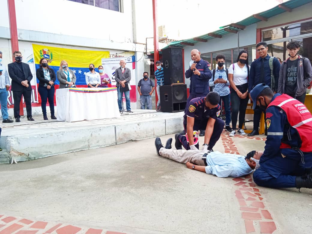 PrensaUptz's tweet photo. #AniversarioUptz / En el marco de la "Expo Aniversario XLVII de la UPT-ZULIA", la unidad de Rescate del Cuerpo de Bomberos de Cabimas efectuó un Simulacro de Caída de Altura y Rescate. @TibisayLucena8 @sandraoblitasr @mppeduniv @arbolven @fveu_ve @opsuVzla https://t.co/rTJrDHxwrz