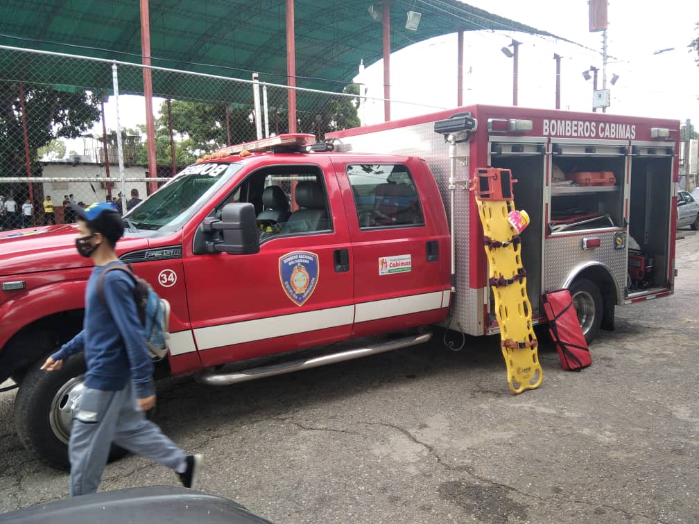 PrensaUptz's tweet photo. #AniversarioUptz / En el marco de la "Expo Aniversario XLVII de la UPT-ZULIA", la unidad de Rescate del Cuerpo de Bomberos de Cabimas efectuó un Simulacro de Caída de Altura y Rescate. @TibisayLucena8 @sandraoblitasr @mppeduniv @arbolven @fveu_ve @opsuVzla https://t.co/rTJrDHxwrz