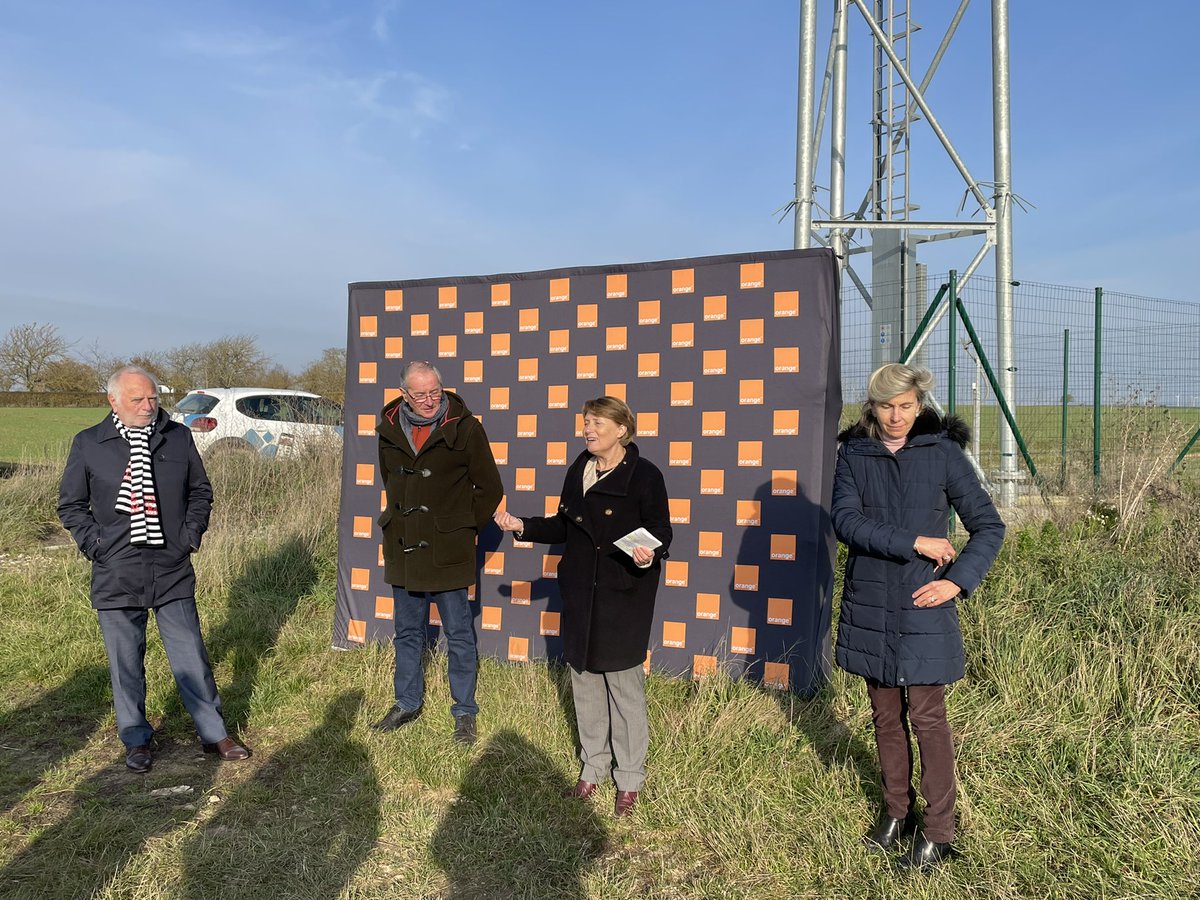OrangeGrandEst's tweet photo. Apporter la #connectivité dans les zones rurales est une priorité pour @Orange_France.
Aujourd’hui @Pat_Lecocq inaugure l’antenne mobile 4G de #Trainel en présence des élus ravis de ce nouveau confort https://t.co/TE17ItVl5D
