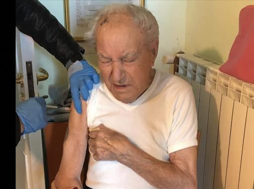 corrmezzogiorno's tweet photo. #Napoli Vincenzo, 100 anni, fa la terza dose:  fermiamo questo virus https://t.co/UYX59wC0Yx https://t.co/l9ERWQTjco