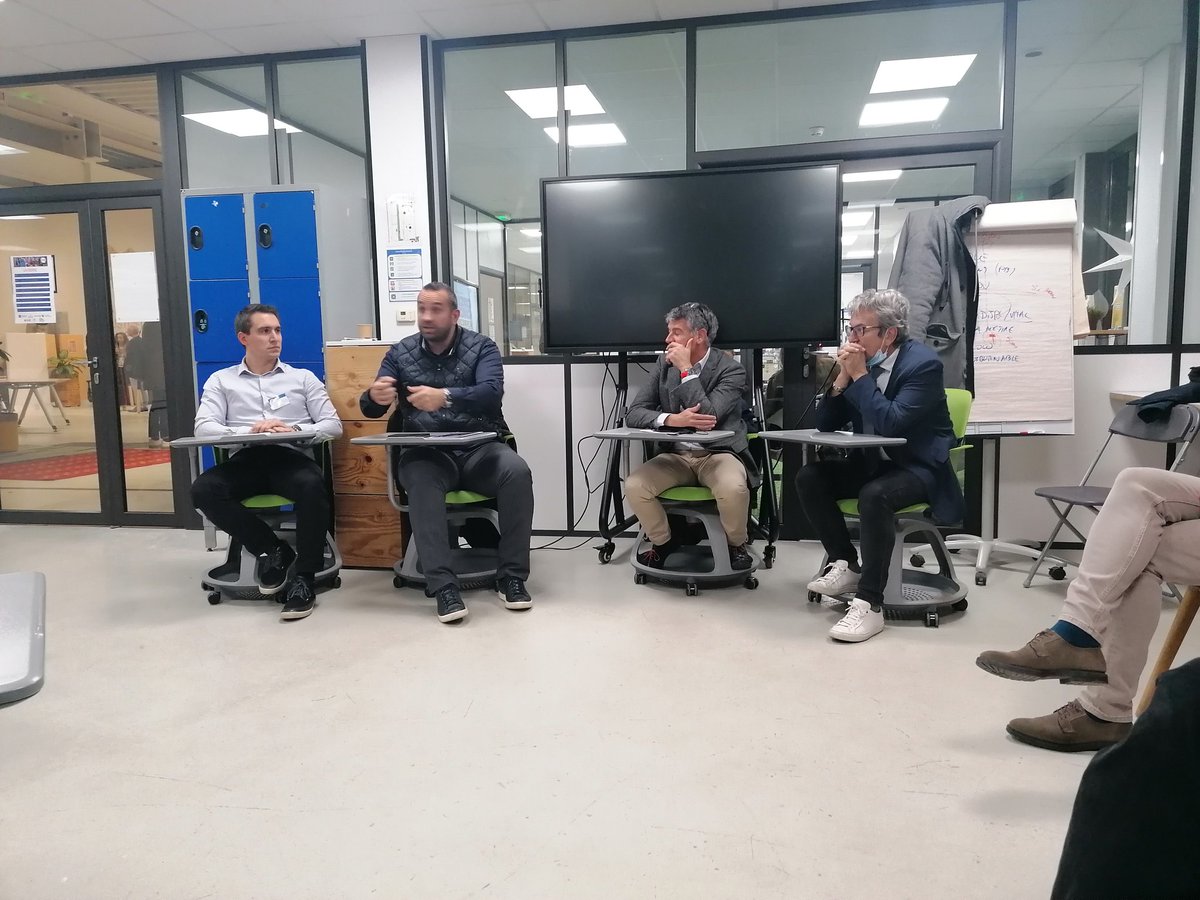 "Innovation et construction"
4 professionnels du bâtiment expliquent l'importance de l'innovation, non seulement pour ses clients mais aussi pour ses collaborateurs. 
Car une entreprise qui n'évolue pas est une entreprise qui meurt à petit feu.