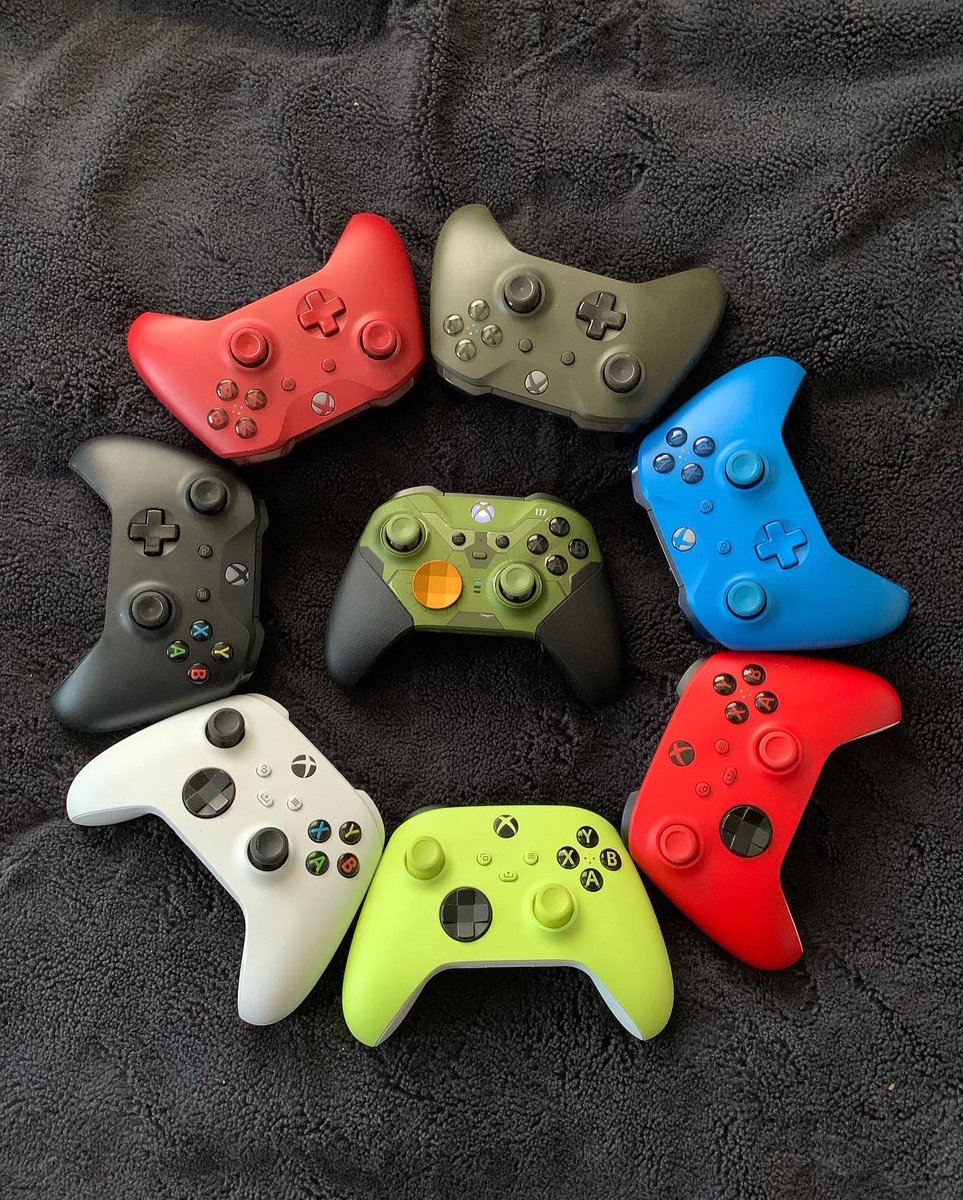EvanPacheco17's tweet photo. Welcome to the family John. This is the absolute best controller I have ever had. It feels amazing! I cannot wait for Infinite’s Campaign to drop! We are almost there Spartans. #Halo #HaloInfinite #MasterChief #Xbox #xboxelitecontroller #xboxelitecontroller2 #Become https://t.co/jHamPEKXEw