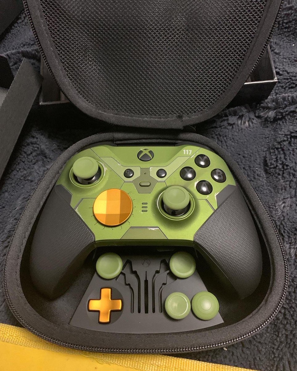 EvanPacheco17's tweet photo. Welcome to the family John. This is the absolute best controller I have ever had. It feels amazing! I cannot wait for Infinite’s Campaign to drop! We are almost there Spartans. #Halo #HaloInfinite #MasterChief #Xbox #xboxelitecontroller #xboxelitecontroller2 #Become https://t.co/jHamPEKXEw