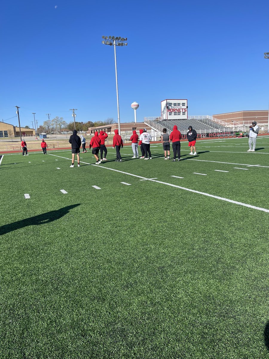 Coach_JWheeler5's tweet photo. Thanksgiving practice 8 years in a row!! Very blessed to be apart of such a great program. Happy Thanksgiving to everyone!! #BeatAlbany #Hornets🏈 https://t.co/RRqbZnEnsc