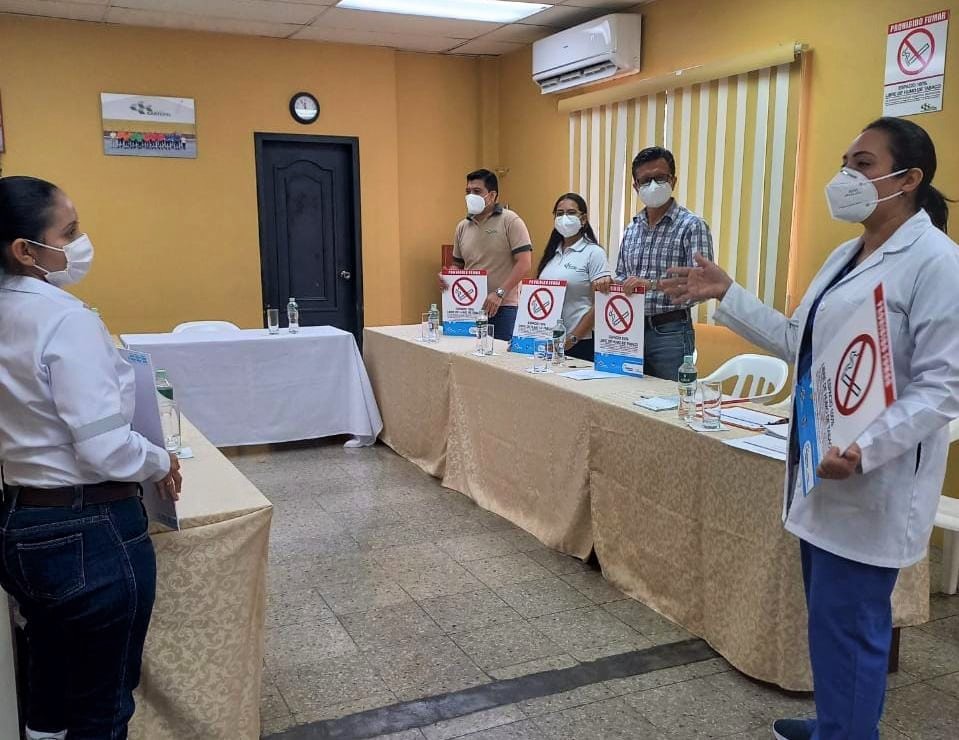 #Machala | El Distrito 07D02 entregó a la empresa <a href="/cartopel/">Cartones Nacionales S.A.I. CARTOPEL</a> su certificado 100% Libre de Humo de Tabaco. Cada vez son más instituciones privadas que apoyan las iniciativas que promueven la prevención del consumo del tabaco y otras sustancias adictivas que promueve <a href="/Salud_Ec/">Ministerio de Salud Pública 🇪🇨</a>