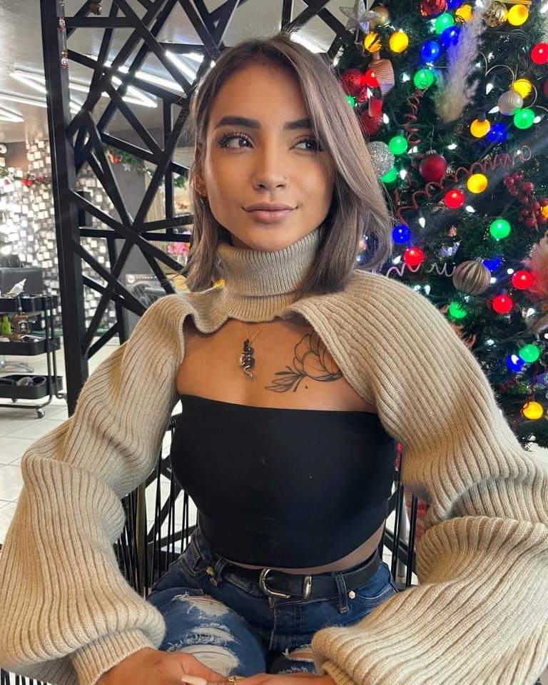 Fascinacao_salo's tweet photo. ¿Tienes ganas de un cambio de look?
Somos expertos en colorimetria, visítanos.
#Únetealclub
. #efectodecolor #pueblacity #peluqueria #beautiful #modelshoot #styleinspiration #likeforlikes #peluqueria #peluqueriaurbana #peluqueriacontemporanea #leehouse #colorista #marentesrick https://t.co/3991lUISl3