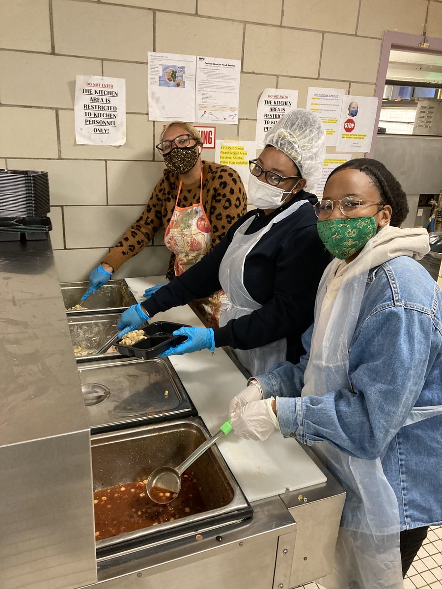 DavidNocenti's tweet photo. Happy Thanksgiving!  Delighted to spend the morning with @UnionSettlement's Senior Services staff and volunteers, @CityMeals and @RealKTurner, packing and delivering Meals-on-Wheels and Grab-and-Go lunches for our seniors! https://t.co/ss7DLTSjcS