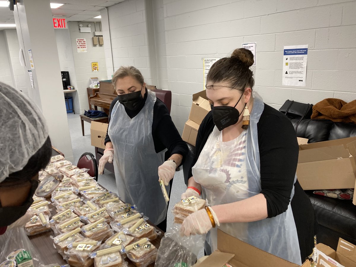 DavidNocenti's tweet photo. Happy Thanksgiving!  Delighted to spend the morning with @UnionSettlement's Senior Services staff and volunteers, @CityMeals and @RealKTurner, packing and delivering Meals-on-Wheels and Grab-and-Go lunches for our seniors! https://t.co/ss7DLTSjcS