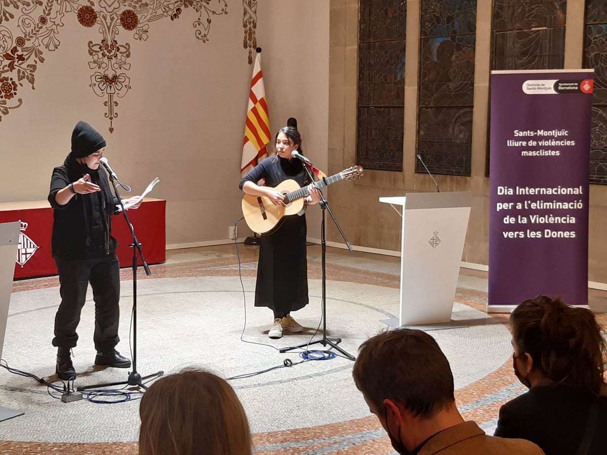 BCN_SantsMont's tweet photo. El clam de la #BCNAntimasclista contra les violències masclistes #25N s'expressa amb música i poesia en la veu d'@OlzaOlzeta i #JúliaBobb.

▶️ https://t.co/8sB5S9RBzx https://t.co/acp3YYszUN