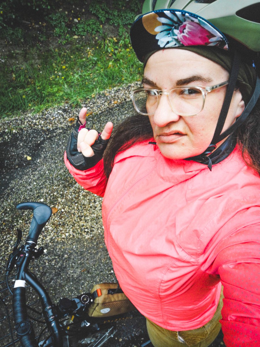 justinevirideau's tweet photo. Jour de pluie.
#ForceRose #sellefie https://t.co/oyrL8oktTW