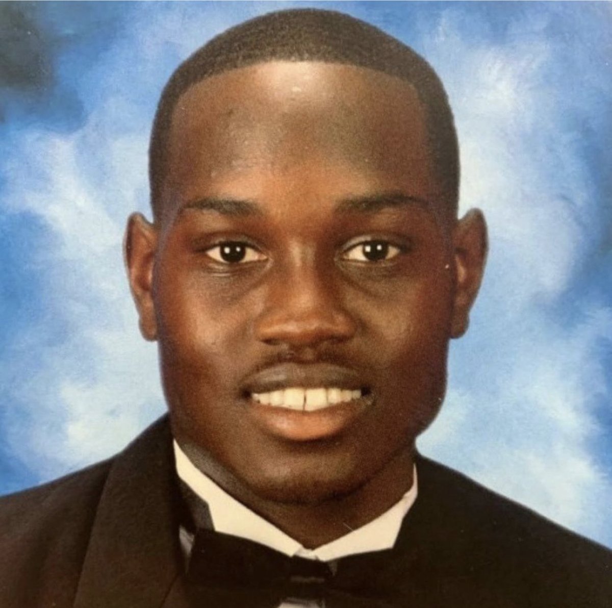 glendaumanah's tweet photo. ¡Se hizo justicia! Tres hombres blancos fueron declarados culpables de los cargos relacionados con la muerte de Ahmaud Arbery, hombre negro de 25 años, luego de un juicio inmerso en cuestiones como la raza y los derechos: https://t.co/RksBJQwFDQ
#Abery #GlendaAhora https://t.co/TZ1nx0G1Ye
