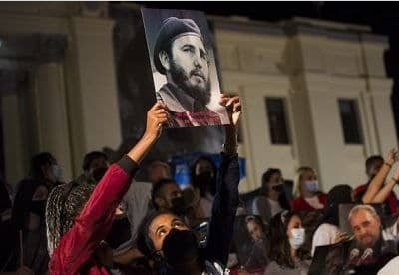 PartidoPCC's tweet photo. "Lo más terrible se aprende enseguida y lo hermoso nos cuesta la vida
La última vez lo vi irse entre el humo y metralla
Contento y desnudo
Iba matando canallas con su cañón de futuro..."
#Cuba #CubaVive #FidelPorSiempre https://t.co/DSflmOyCB6