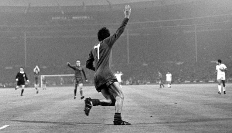 ThreeLionsThen's tweet photo. #OnThisDay in 2005 Legend George Best died of lung infection &amp; multiple organ failure @manutd @11GeorgeBest #MUFC @ManUtdWorld @TotallyMUFC @OldTraffordReds @eddraper81 @RobDawsonESPN @BusbyBulletin @UnitedStandMUFC @utdxtra https://t.co/eQVMc9ZLuj