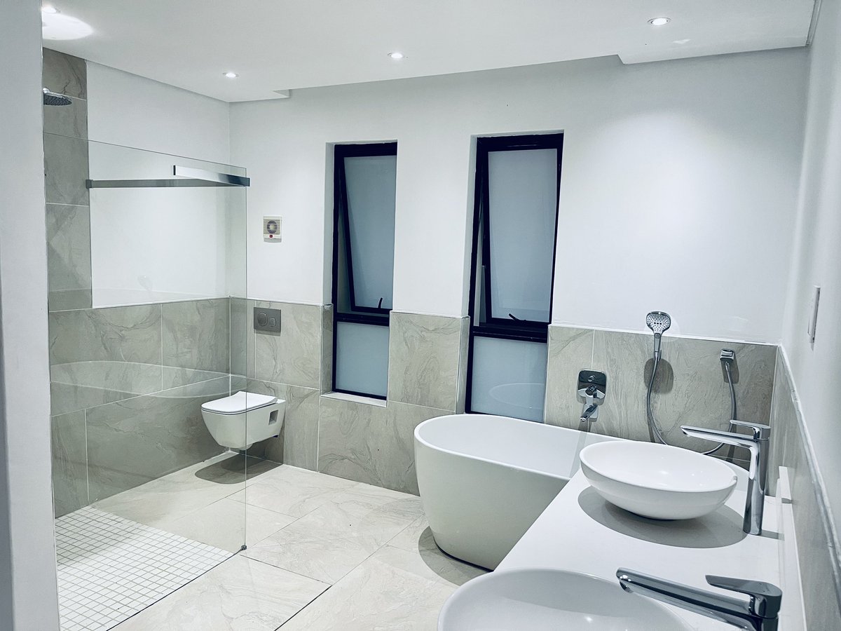 TurnburyProp's tweet image. Ready for handover… we gave it a good shot! 

Some early evening shots…

#Borrowdale #PropertyManagement #PropertyDevelopment #RealEstate