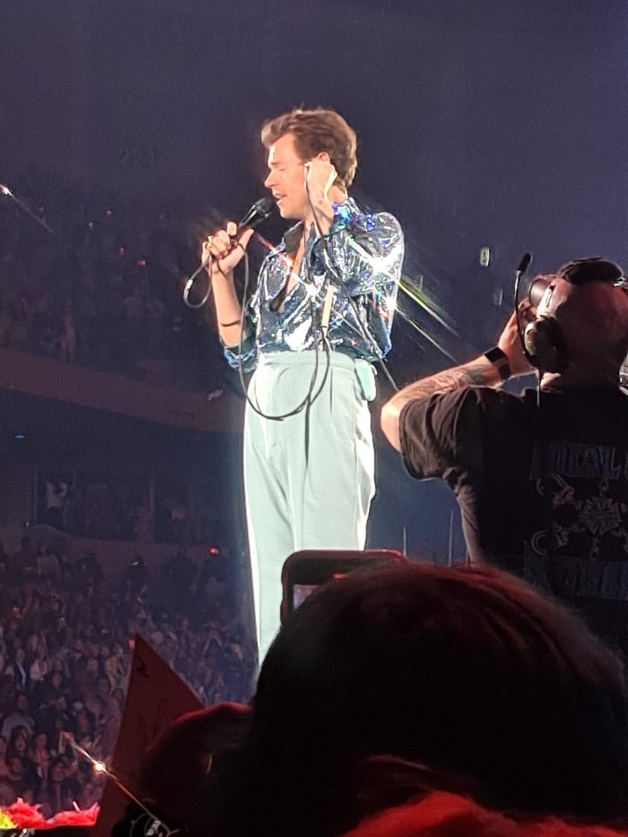 katrina_luvs's tweet photo. I LOVE YOU @Harry_Styles THANK YOU FOR COMING TO ARKANSAS❤😭💋 #HSLOTLittleRock #HSLOT #HarryStyles #HSLOT2021 #Harry #Styles #HS https://t.co/LT3wwp3HDa