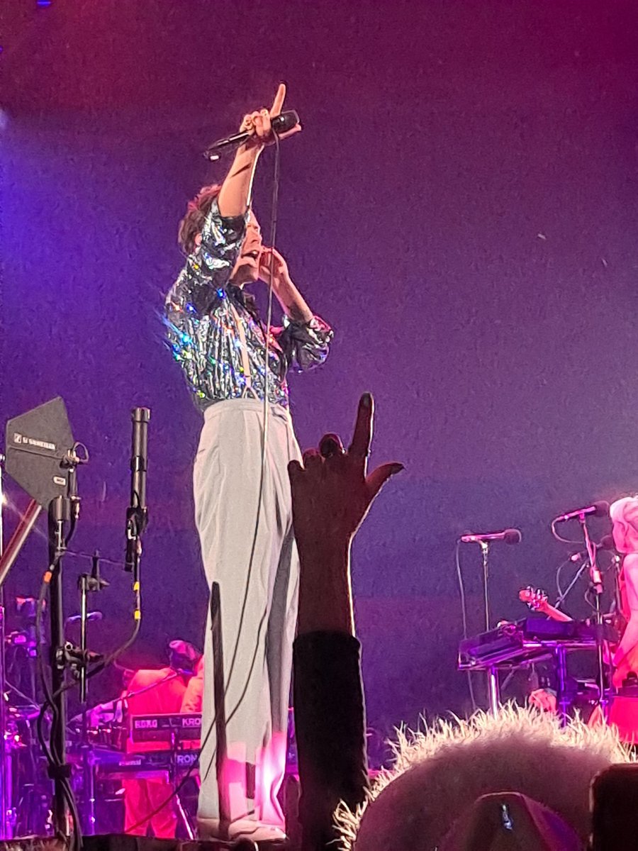 katrina_luvs's tweet photo. I LOVE YOU @Harry_Styles THANK YOU FOR COMING TO ARKANSAS❤😭💋 #HSLOTLittleRock #HSLOT #HarryStyles #HSLOT2021 #Harry #Styles #HS https://t.co/LT3wwp3HDa