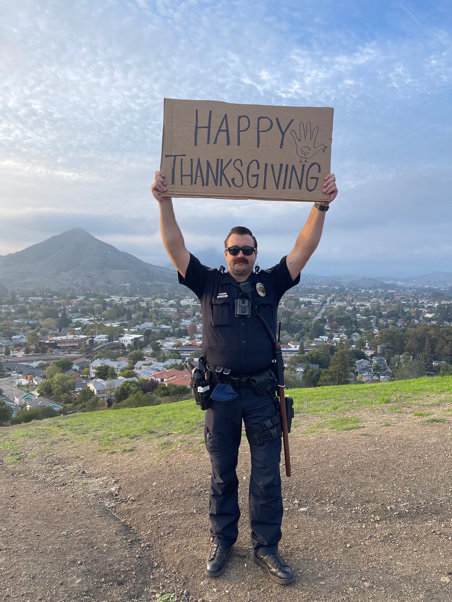 SLOCityPolice's tweet photo. Happy Thanksgiving! #copwithasign https://t.co/PPbRQooMie