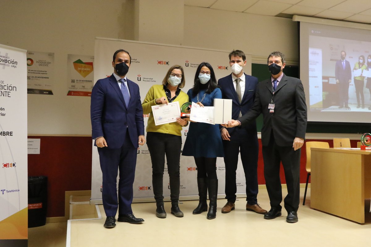 URJConline's tweet photo. 🥉 Tercer Premio Profesores Innovadores 2021 de la @urjc a Rebeca Martín Nieto y Ana Martín Morán, por el proyecto "Radio Gaga: la escucha desatada". ¡Enhorabuena!! 👏👏👏
@fccom_urjc
#premioPI #innovaURJC https://t.co/NcladYkJte