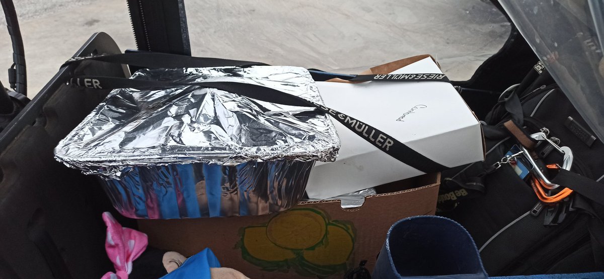 carlitecarfangs's tweet image. Wednesday evening work commute with a detour to pick up our Thanksgiving meal from @ScratchPaseoOKC. Enjoyed chatting with Courtney, who saw the cargobike pull up through the window, and knowing whose order it was, brought the platters out. 

#BikeLocalShopLocal
#Thankful4Bikes