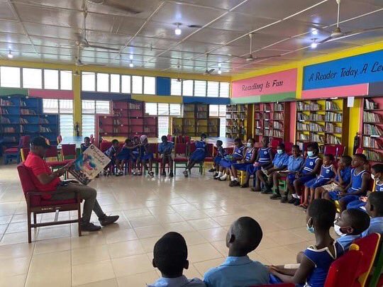 ghanalibraries's tweet photo. The Eastern Regional Library Children's Corner, on November 23, 2021, held a Personality Read Event for young patrons of the Library. 

The guest reader was Mr. A. J. Wills, the CEO of A. J. Wills Media.

#LBFLibraryoftheYear
#2021YearofLiteracy
#EliminatingLearningPoverty https://t.co/SOIPacPcv8
