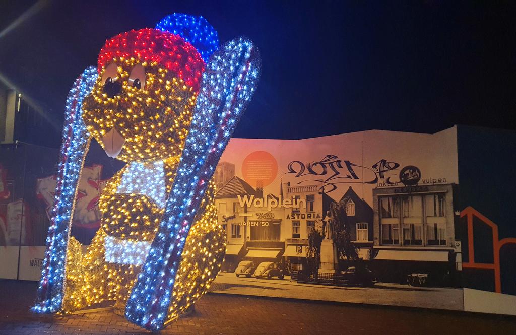 CMJackOss's tweet image. Vanavond in verband met coronamaatregelen géén koopavond in het Osse centrum! Maar hiervoor zou je toch zo maar een rondje gaan lopen.... 
#sfeerverlichting #trefhetinoss #centrumoss