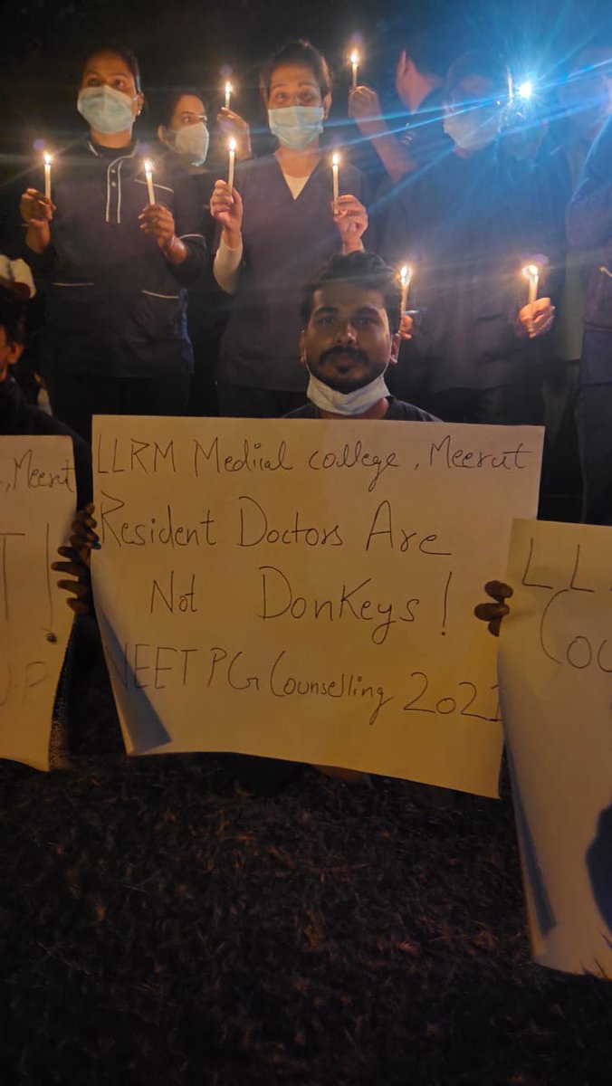 ShwetaAgarval's tweet photo. Junior resident doctors are fighting for basic human rights....how can we do work 2 people.....
Centre need time to revisit EWS norms and court need 15 days holiday..
Is desh me ek doctor ki bus yhi value hai...
@mansukhmandviya 
@DrHarjitBhatti https://t.co/1GNGfTFMW5