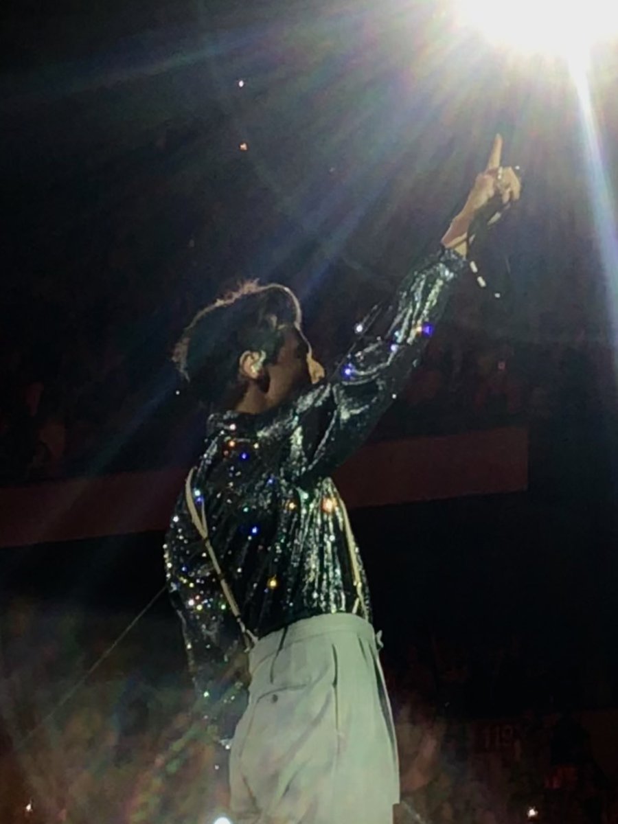 TheHSUpdate's tweet photo. Harry on stage in Little Rock, AR. | via @dasha_muller_ https://t.co/eTF74OwJ5C