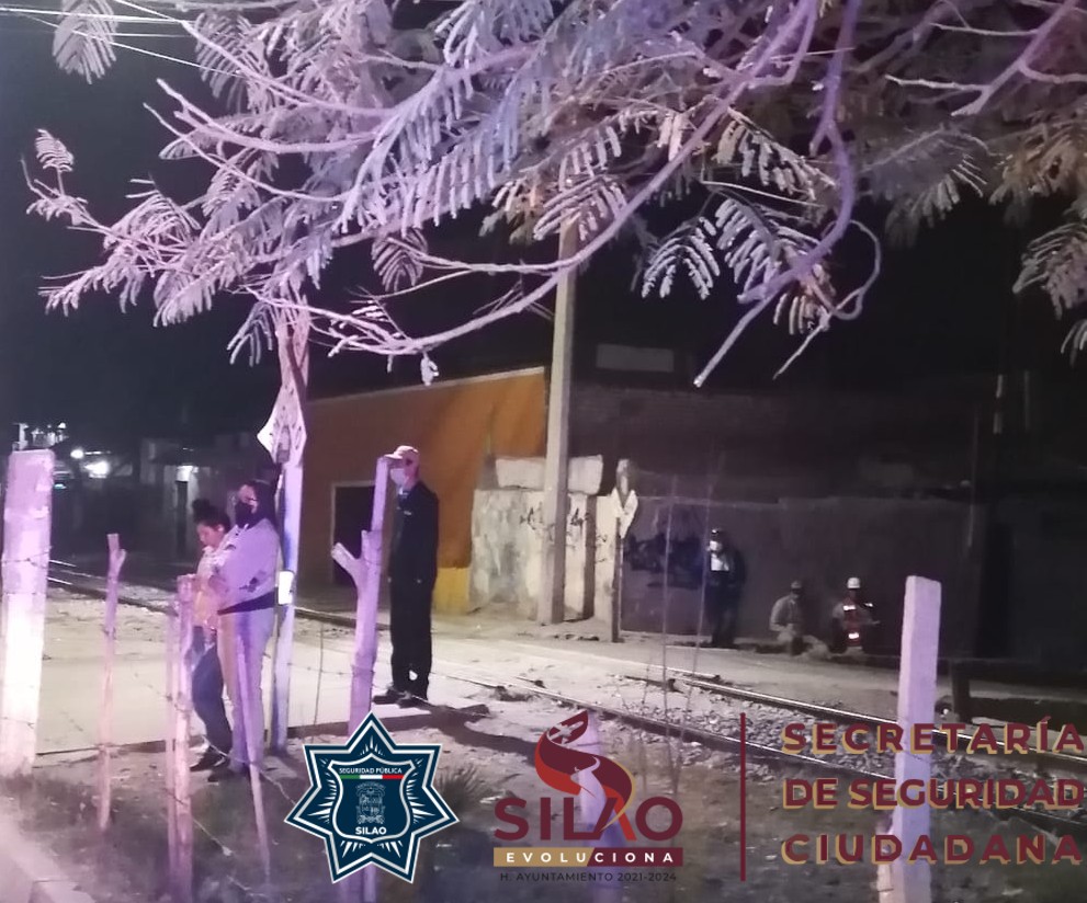 SilaoSP's tweet photo. 🚨 #VigilanciaPermanente 🚨
👮‍♀️👮 Las y los elementos de la Secretaría de Seguridad, mantienen la prevención y paz social con recorridos de vigilancia constante 🚓  📖 en escuelas, 🚐 paraderos, 🏪 comercios, colonias y comunidades 🏙.

 #SilaoEvoluciona
#SilaoEvolucionaPorTi https://t.co/FN0vZrIPzP