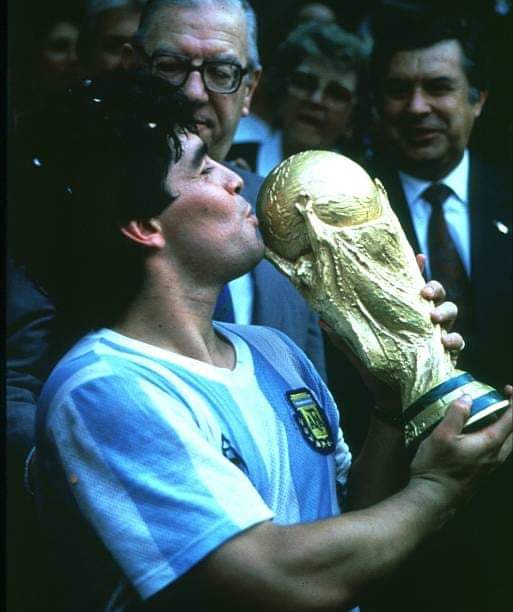 ElDiegoPics's tweet photo. Hoy es ése día que nadie queria que llegue jamás. El mundo está de luto otra vez, por que hoy hace un año que un capítulo del fútbol y parte de la historia de los Argentinos se fué.
Fuiste el superhéroe más terrenal que conocimos 🌠1️⃣0️⃣🇦🇷 https://t.co/GlOajKZva4