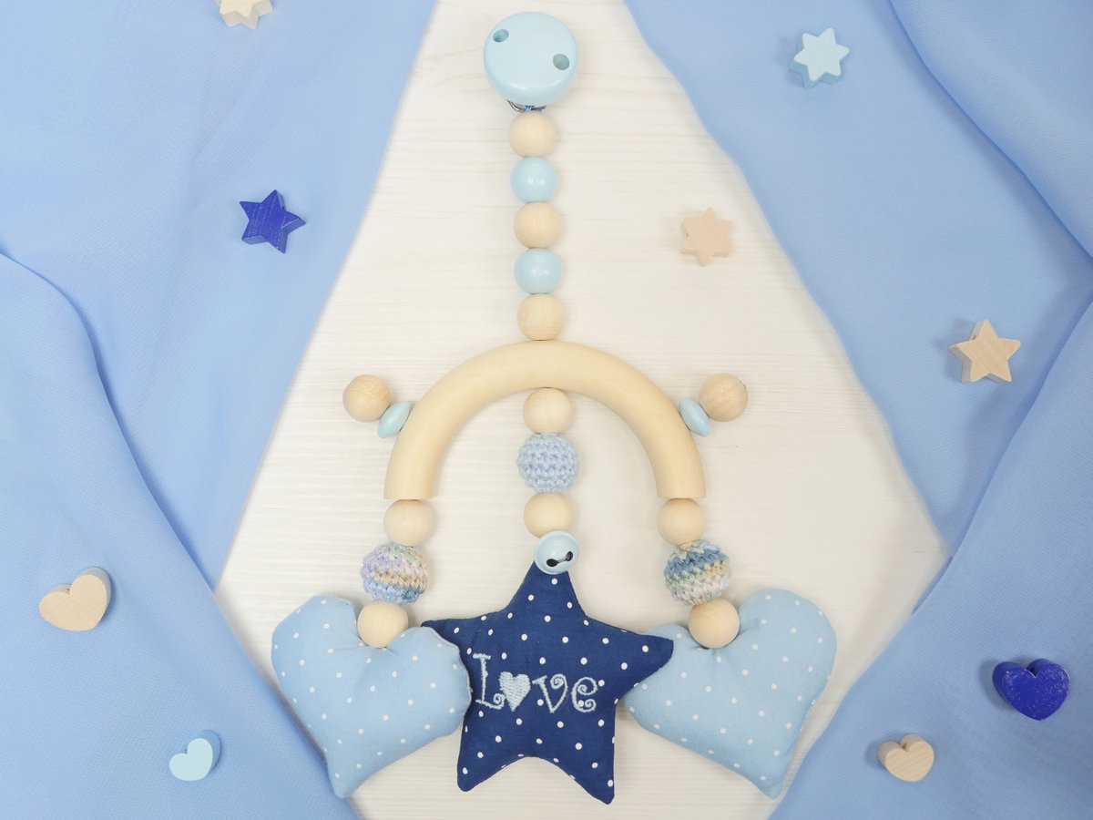 Schnulliketten's tweet photo. 🌟🤍 https://t.co/vlneMuMFds

💙 #Bastelanleitung: #Babymobile ♡ DIY-#Mobile aus #Holzperlen, #Häkelperlen &amp; Stoffherzen + -stern selber machen 💙

💙 #Craftinstructions: Make your own #babymobile ♡ DIY #mobile from #woodenbeads, #crochetbeads &amp; fabric hearts + star 💙 https://t.co/D2awsytSZz