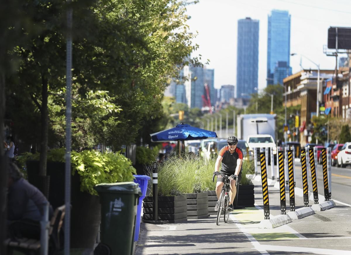 BradMBradford's tweet image. Great news for bikes. A win for Main Streets. Proud to join my colleagues today in support of making Bloor-Danforth &amp;amp; University ActiveTO lanes permanent.

Our #DestinationDanforth lanes have been transformative in #BEY. The benefits to community &amp;amp; #smallbiz are clear.👏