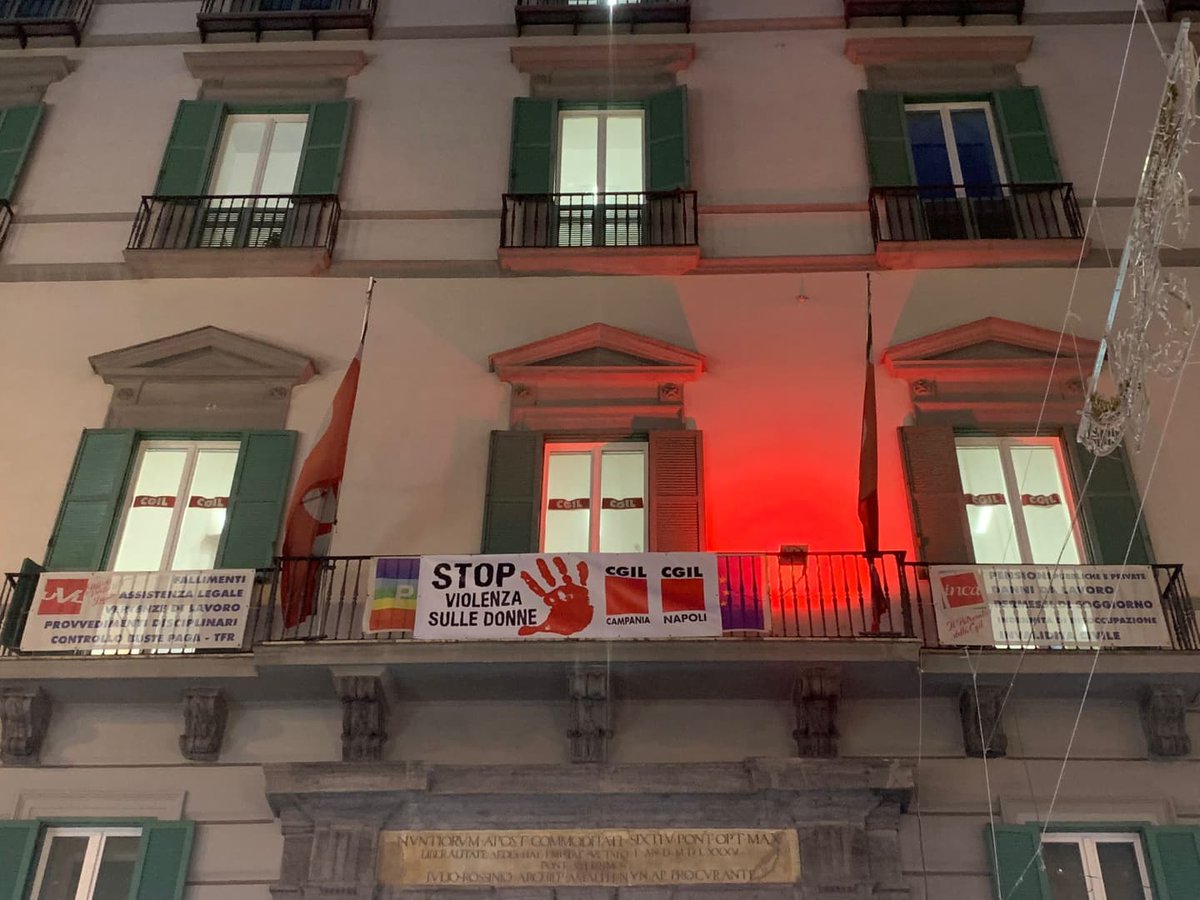 Cgil_Napoli's tweet photo. 🟥 #25N21 La sede della @Cgil_Napoli e Campania di via Toledo a #Napoli si illumina di rosso per la giornata internazionale contro la violenza sulle donne! https://t.co/gRgxSoK7QL