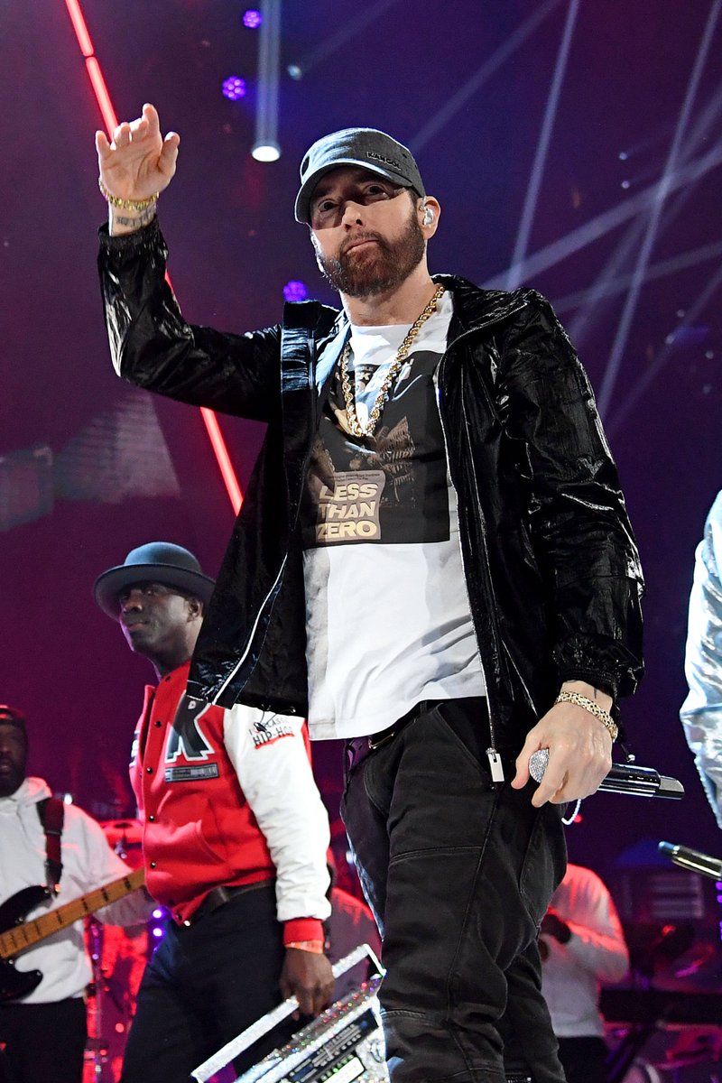 ▪️ @Eminem, 2021'de @Deezer Globally'de en çok dinlenen Hip-Hop Sanatçısı. ▪️ Curtain Call: The Hits, 2021'de Deezer'da en çok dinlenen 9. albüm oldu. Eminem, İlk 10'da yeni solo müzik yayınlamadan yer alan tek sanatçı 🐐