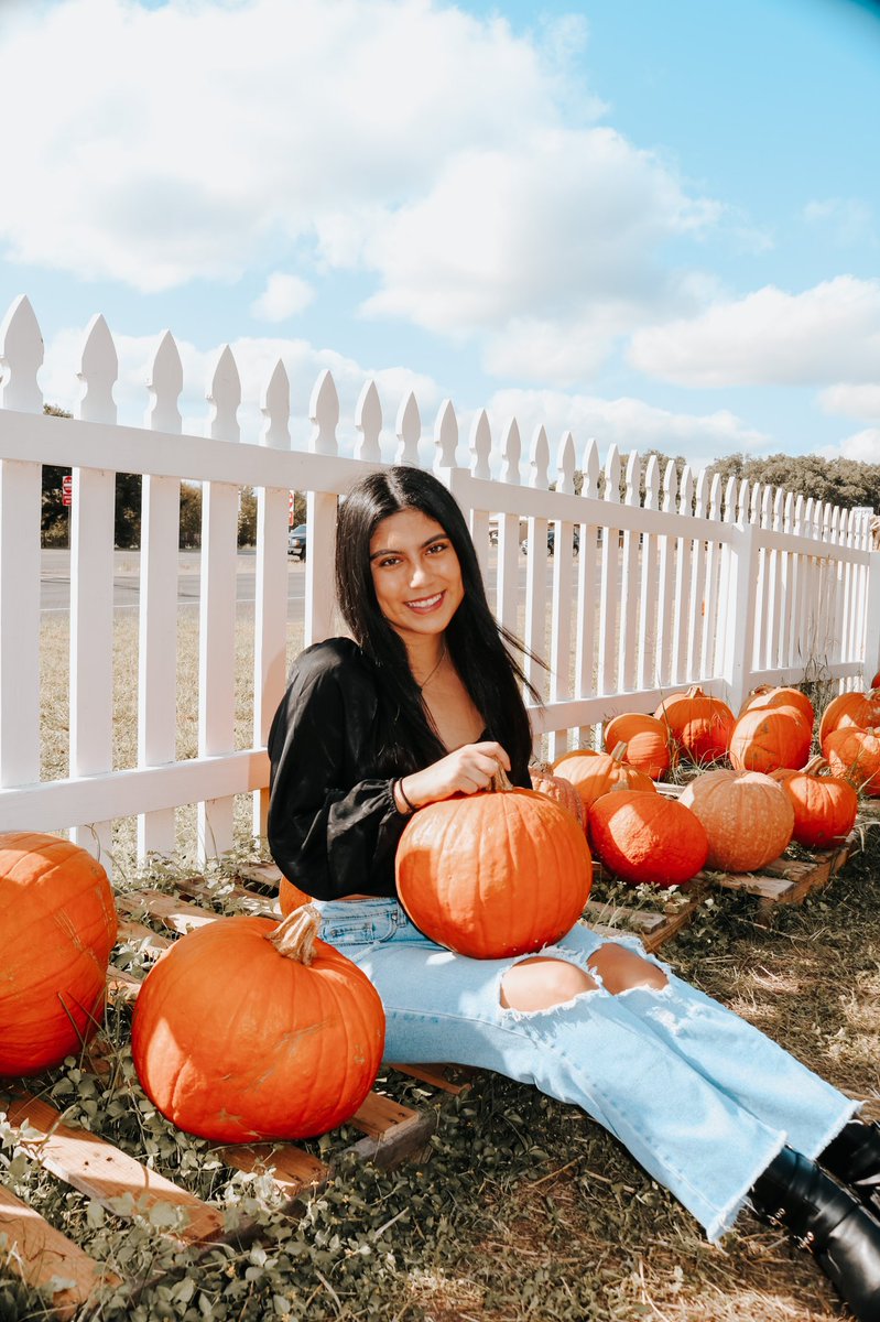🍁happy thanksgiving 🍁 
Wishing everyone a safe &amp; happy holiday weekend!! We are so grateful for our sisters &amp; memories we make in gamma phi beta!🤎