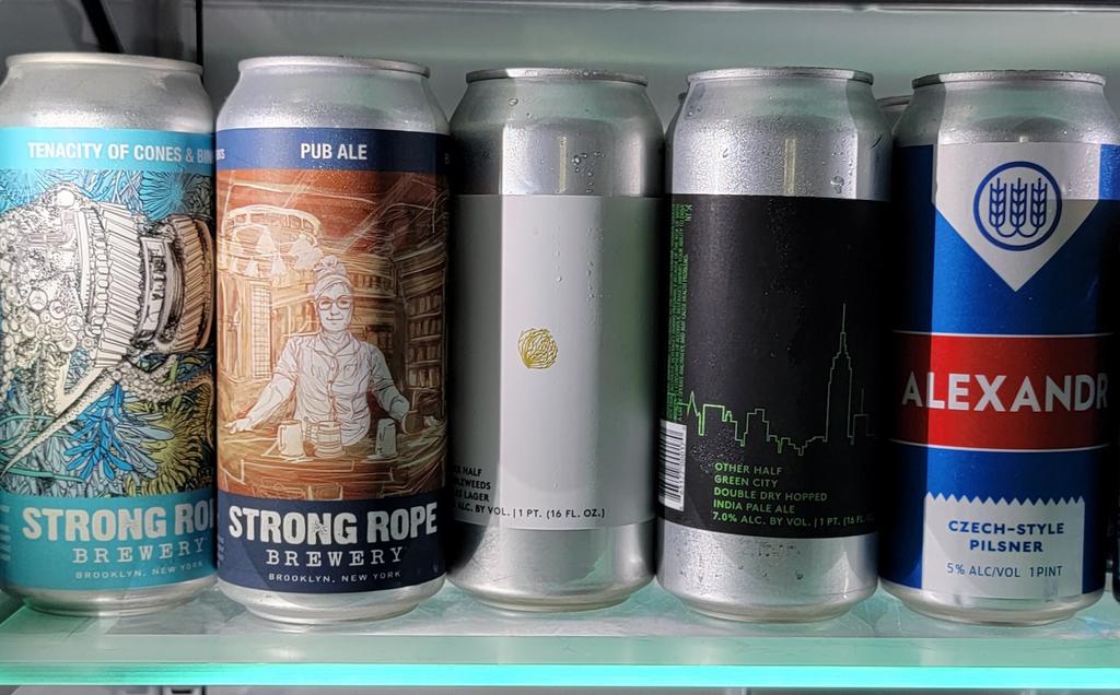 slonial's tweet photo. #happythankgiving🦃 brought to you by #Brooklynmicrobreweries all the way in #hiltonheadisland @otherhalfnyc @threesbrewing @strongropebrewery a little #gowanusbrooklyn flavor in #lowcountry https://t.co/RnPhdCG6at