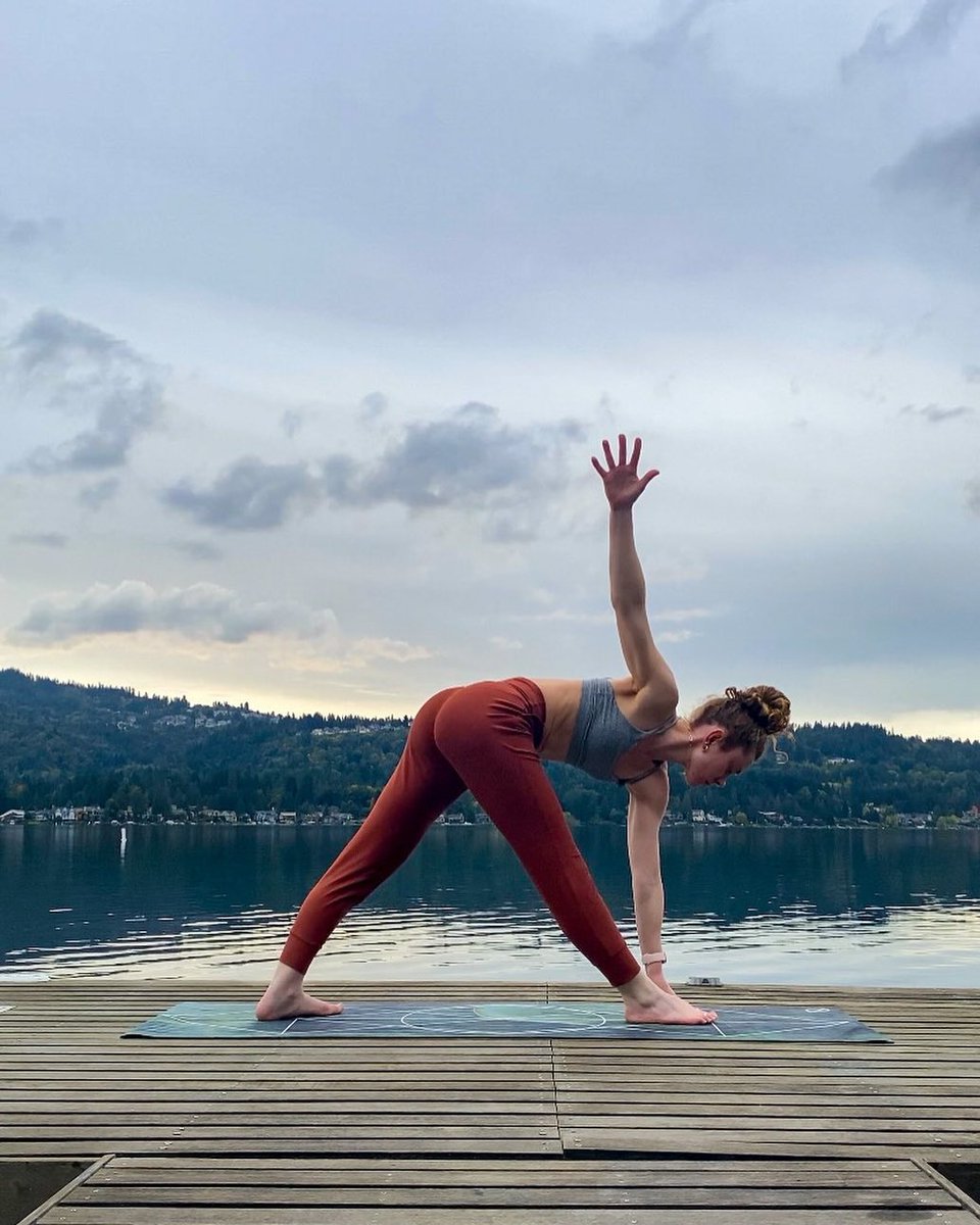 theformfitness's tweet photo. Happy #thanksgiving to all our US Form lovers! So thankful for all your support and the incredible #formfamily community 🇺🇸🙏
📸: Kelsey Ann + Evergreen mat 💚🌴
#yoga #yogaform #formworld #fitness #motivation #yogi #meditate #eco #yogalife #sustainable #AllAboutMyForm https://t.co/uIYbRaxvoO