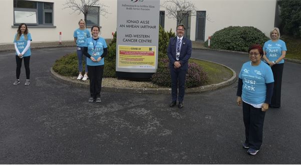 HSEMidWest's tweet photo. ๐ธMembers of our Cancer Clinical Trials Unit team supporting the Just Ask campaign, raising awareness for #ProstateCancerTrials today
Visit https://t.co/1qnM8z5Tb7 for more info on the #prostatecancer trial currently open at @ULHospitals
#ThinkTrials #IrishCancerResearch
1/2 https://t.co/WkCwK8uvS2