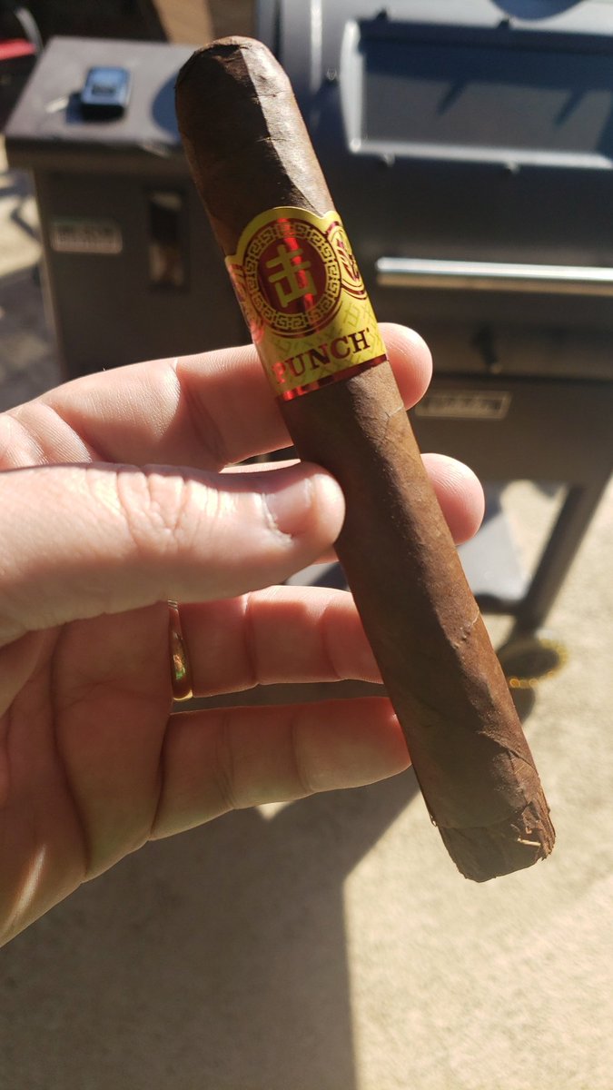 JhawkRich's tweet photo. 1st Thanksgiving Day stick!! Enjoying a Punch Kung Pow cigar! #CigarScanner #PunchKungPow #GeneralCigars/STGroup https://t.co/YBpxL5osc5