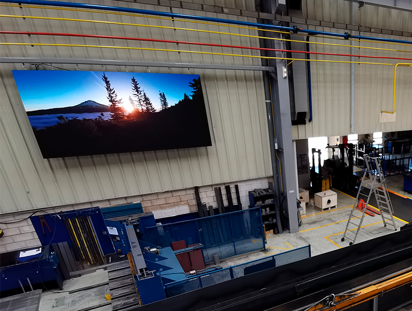 ikusled's tweet photo. Galería de fotos del proyecto desarrollado para thyssenkrupp elevator @TKE_ES en España. #Digitalización de los departamentos de producción y calderería con 2 #pantallasled gigantes interiores en la fábrica de Mieres, Asturias. https://t.co/f7KRR00n01