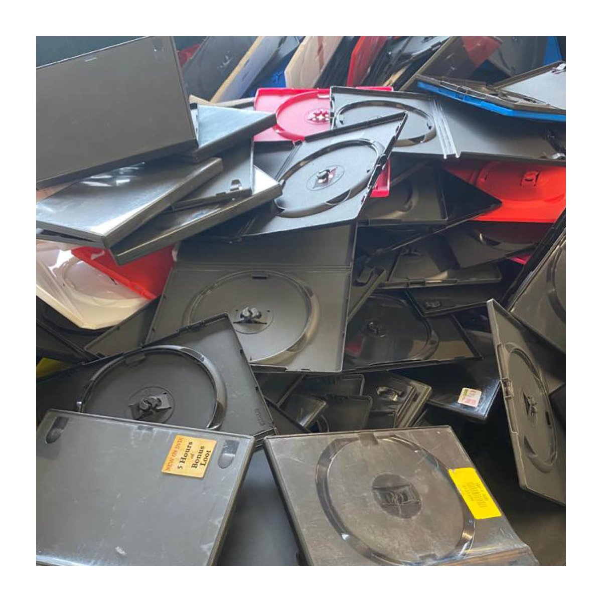 LEnvironmentals's tweet photo. Day 11 of 12 days of Christmas: CD Cases ♻
 
CD cases are made of polystyrene, in large quantities they are ideal for recycling. If you have large quantities, please do not hesitate to get in touch.
 
If you have any questions about what we do, please contact us! https://t.co/pmkjhjcauk