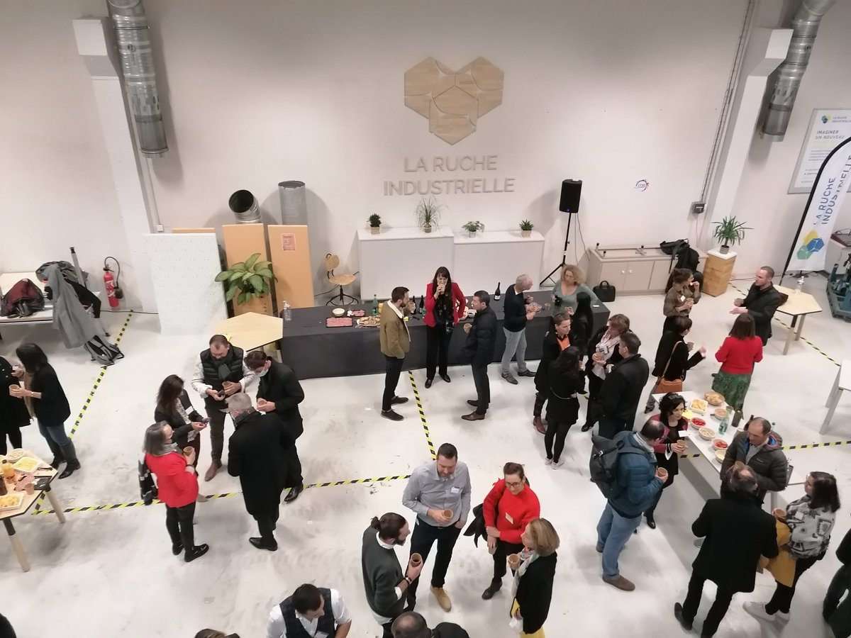 L'apéro réseau est lancé !
Au programme : par groupe de 5 personnes qui ne se connaissent pas, trouvez un point commun.
C'est parti !