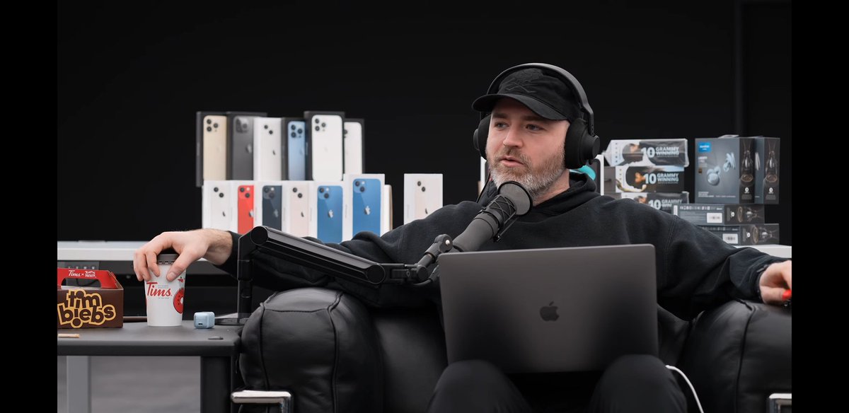DLochole's tweet photo. @UnboxTherapy #freeeeeiphone13 https://t.co/KwLLlTP2e9