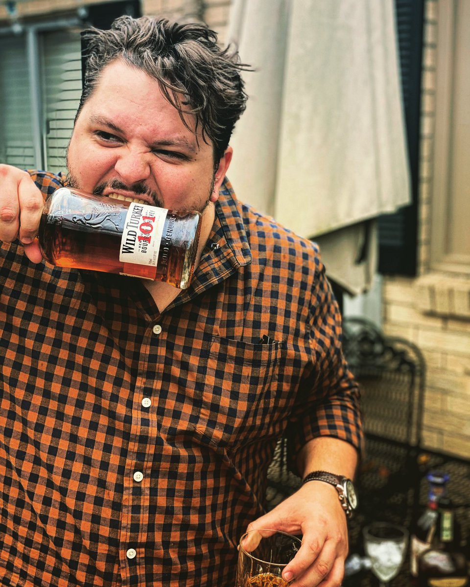 mybourbonpod's tweet photo. Had to grab a leg before anyone else got in on it. #HappyThanksgiving, ya Turkeys! Enjoy spending time with friends and fam, and have a glass or two.
#Thanksgiving #ThisIsMyBourbonPodcast #TIMBP #Bourbon #Whiskey #Whisky #WildTurkey #RealBourbon #NoApologies #PerryPour #Kentucky https://t.co/rr5tzJxYB8